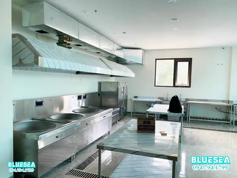 cút góc Cây đặt hệ thống hút mùi tại căng tin nhà máy